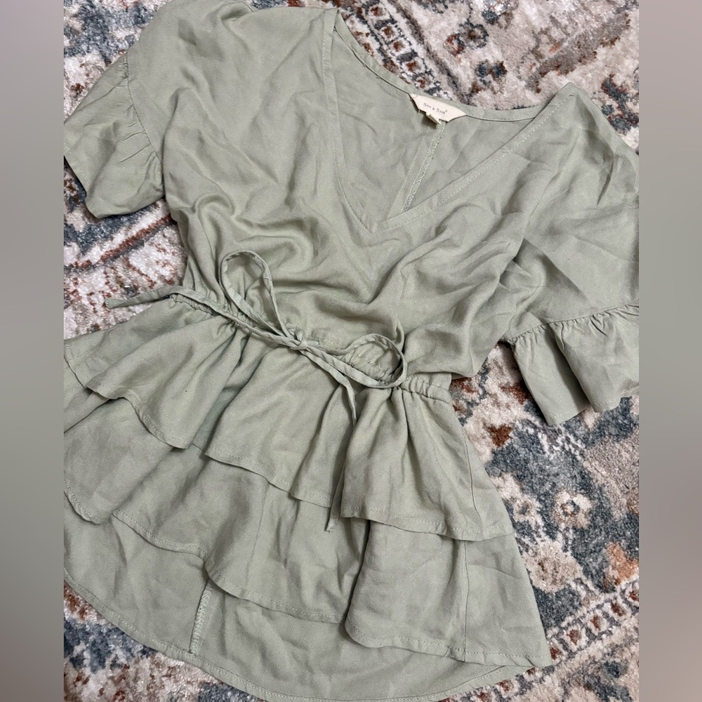 🎀Babydoll ruffle blouse with tie for cinching. Sage green.